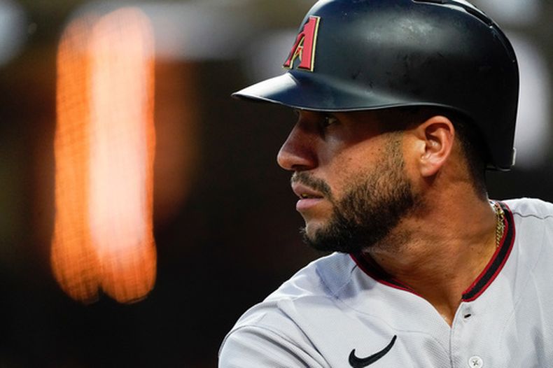 El venezolano David Peralta, de los Diamondbacks de Arizona, participa en un juego ante los Rojos de Cincinnati, el 7 de junio de 2022 (AP Foto/Jeff Dean, archivo)