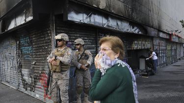 medios chilenos aseguran que cubanos y venezolanos participaron en las violentas protestas contra el gobierno de sebastian pinera
