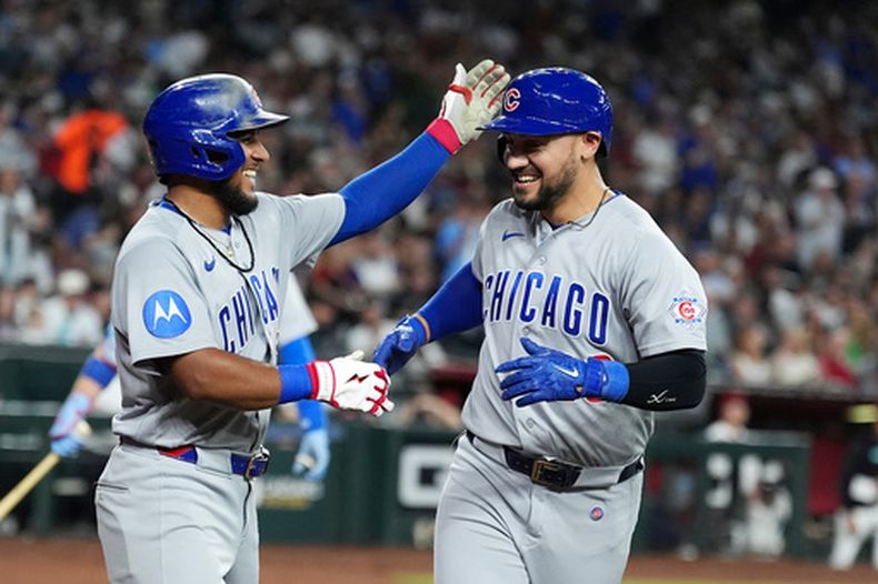 Michael Conforto, derecha, de los Cachorros de Chicago, celebra su cuadrangular de dos carreras frente a los Diamondbacks de Arizona con Pedro Ramírez durante la sexta entada del juego de béisbol de Grandes Ligas, el lunes 24 de agosto de 2026, en Phoenix. (AP Foto/Ross D. Franklin)