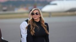 La secretaria de prensa de la Casa Blanca Katie Zacharia llega al Aeropuerto Internacional Glacier Park en in Kalispell, Montana, el 14 de octubre del 2026 (AP foto/Alex Brandon)