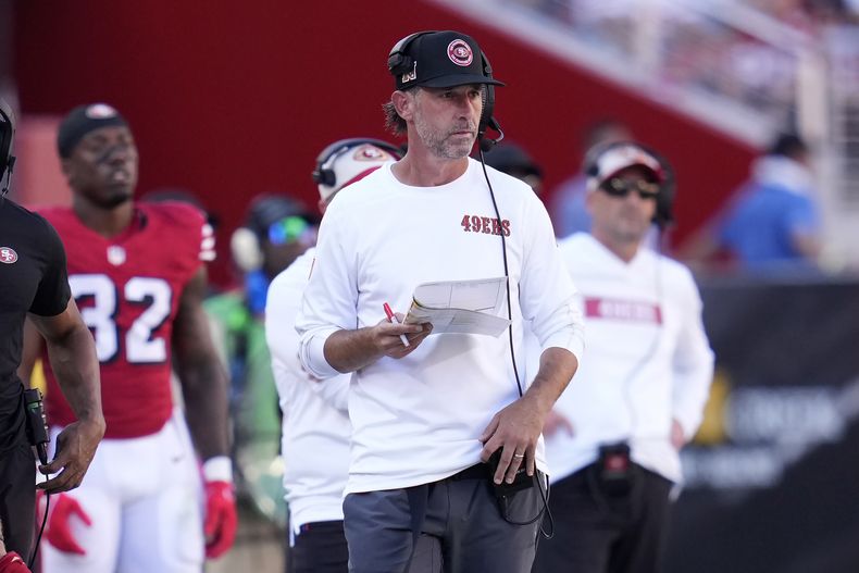 El entrenador en jefe de los San Francisco 49ers, Kyle Shanahan, camina por la banca durante la segunda mitad contra los Arizona Cardinals en Santa Clara, California, el domingo 6 de octubre de 2024. (AP Foto/Godofredo A. Vásquez)