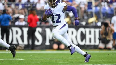Derrick Henry (22), corredor de los Ravens de Baltimore, lleva el balón en la primera mitad del partido de la NFL en contra de los Saints de Nueva Orleans, el domingo 20 de septiembre de 2026, en Baltimore. (AP Foto/Nick Wass)