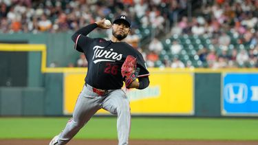 Taj Bradley, abridor de los Mellizos de Minnesota, tarbaja en la primera entrada del juego de béisbol de Grandes Ligas ante los Astros de Houston, el miércoles 1 de julio de 2026, en Houston. (AP Foto/David J. Phillip)
