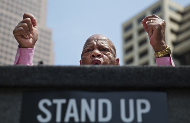 ARCHIVO - El representante John Lewis, demócrata de Georgia, se dirige a la multitud que protestaba ante la convención anual de la Asociación Nacional del Rifle a unas cuadras de distancia, en Atlanta, el 29 de abril de 2017. (AP Foto/David Goldman, archivo)