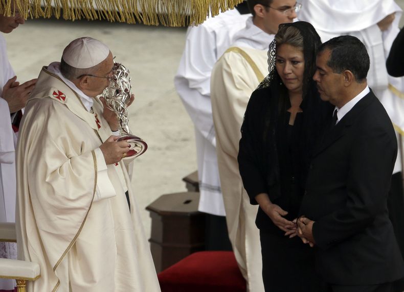 El papa Francisco besa las reliquias de Juan Pablo II que le fueron entregadas por la costarricense Floribeth Mora, (derecha), una mujer que sufr&iacute;a un aneurisma cerebral que presuntamente se cur&oacute; luego de que ella le rezara a Juan Pablo, dur