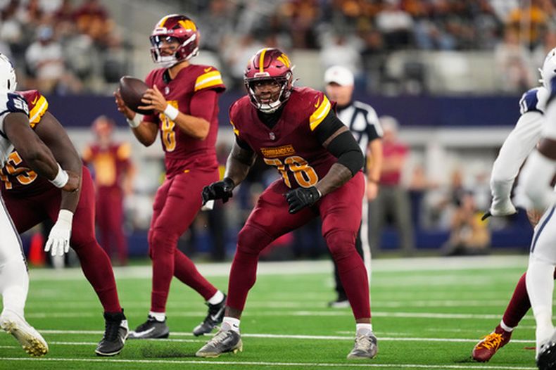 ARCHIVO - Laremy Tunsil, tackle ofensivo de los Commanders de Washington, se defiende de la presión durante un partido de fútbol americano de la NFL contra los Cowboys de Dallas, el 19 de octubre de 2025, en Arlington, Texas. (Foto AP/Tony Gutierrez, Archivo)