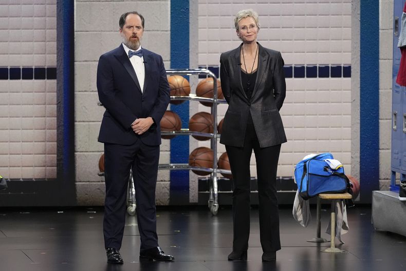 Brendan Hunt, izquierda, y Jane Lynch presentan el premio a mejor dirección de una serie dramática durante la 76ª edición de los premios Emmy el domingo 15 de septiembre de 2024 en el Teatro Peacock de Los Ángeles. (Foto AP/Chris Pizzello)