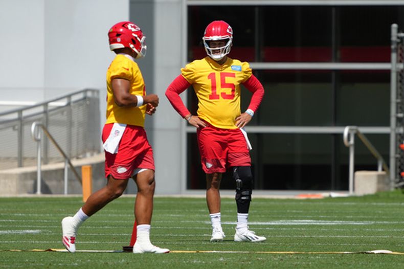 El QB de los Chiefs de Kansas City, Patrick Mahomes (15), observa los ejercicios durante la práctica del equipo de fútbol americano de la NFL, el martes 9 de junio de 2026, en Kansas City, Misuri. (Foto AP/Ed Zurga)