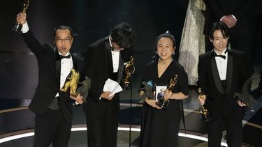 Masaki Takahashi, de izquierda a derecha, Takashi Yamazaki, Kiyoko Shibuya, y Tatsuji Nojima reciben el premio a mejores efectos visuales por Godzilla Minus One en los Oscar el domingo 10 de marzo de 2024, en el Teatro Dolby en Los Ángeles. (Foto AP/Chris Pizzello)