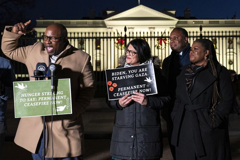 De izq a der: los representantes demócratas Jamaal Bowman, Rashida Tlaib, Jonathan Jackson y Cori Bush, en una protesta en Washington para exigir un cese de fuego en Gaza, el 29 de noviembre de 2023. (Foto AP/Nathan Howard)