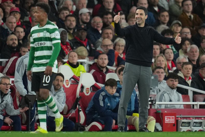 El técnico de Arsenal Mikel Arteta reacciona durante el partido contra Sporting Lisboa en los cuartos de final de la Liga de Campeones, el miércoles 15 de abril de 2026, en Londres. (AP Foto/Kin Cheung)