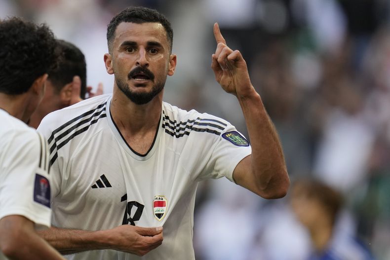 Aymen Hussein de Irak celebra tras anotar el segundo gol de su equipo en el encuentro ante Japón en el Grupo C de la Copa Asiática en Qatar el viernes 19 de enero del 2024. (AP Foto/Aijaz Rahi)