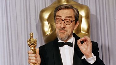 americateve | En esta foto del 12 de abril de 1988, Gabriel Axel posa entre bambalinas tras ganar el Oscar a la mejor cinta de lengua extranjera por "El fest&iacute;n de Babette", en el Shrine Auditorium de Los Angeles. Axel, el primer dan&eacute;s en ganar l