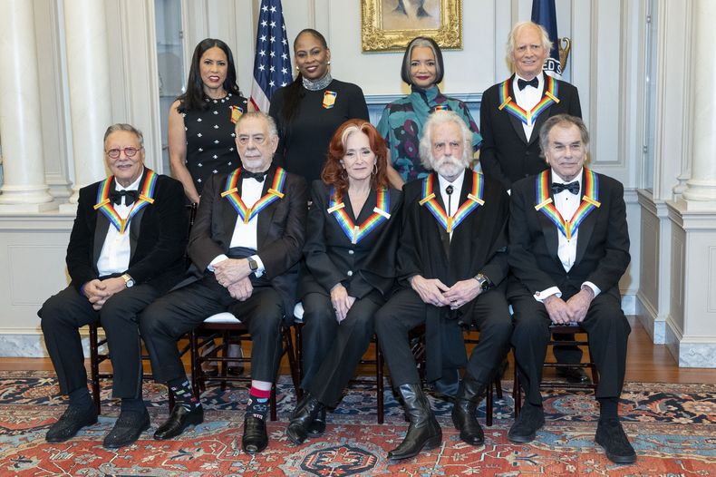 Al frente, de izquierda a derecha, los galardonados con los premios Kennedy Center, Arturo Sandoval, Francis Ford Coppola, Bonnie Raitt, Bobby Weir, Mickey Hart; en la segunda fila, de izquierda a derecha, Michelle Ebanks, Kamilah Forbes, Jonelle Procope, y Billy Kreutzmann, posan para una fotografía el sábado 7 de diciembre de 2024, en Washington. (AP Foto/Kevin Wolf)