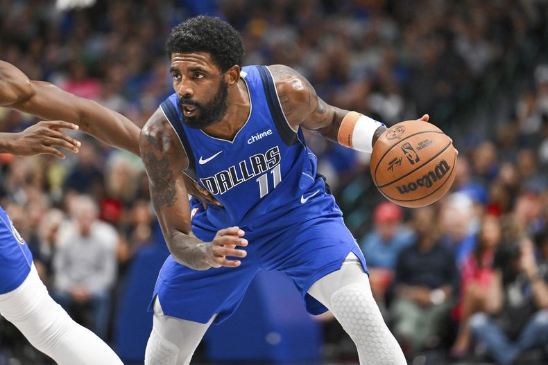 El armador de los Mavericks de Dallas, Kyrie Irving (11) conduce en la segunda mitad del juego de baloncesto ante el Jazz de Utah, el lunes 28 de octubre de 2024, en Dallas. (AP Foto/Albert Pena)