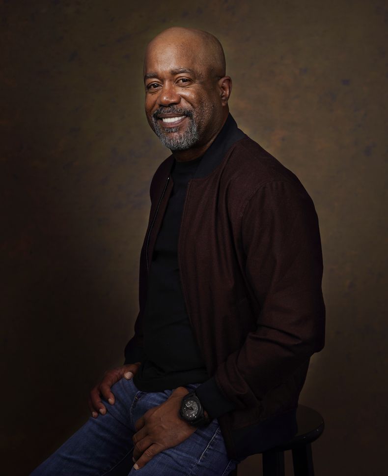 El cantautor Darius Rucker posa para un retrato en Los Angeles el 21 de agosto de 2023, para promover su álbum Carolyns Boy. (Foto AP /Chris Pizzello)