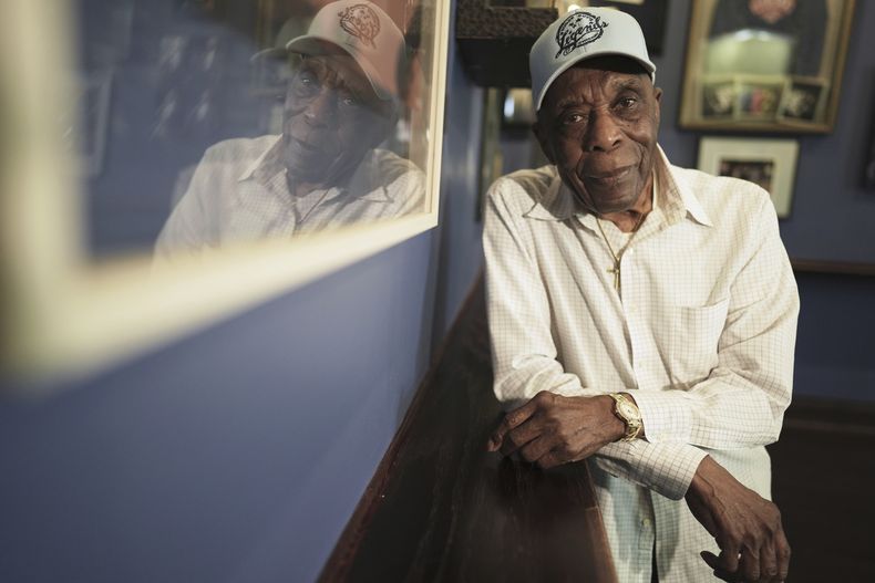 Buddy Guy posa para un retrato en Buddy Guys Legends en Chicago el jueves 24 de julio de 2025. (Foto AP/Nam Y. Huh)