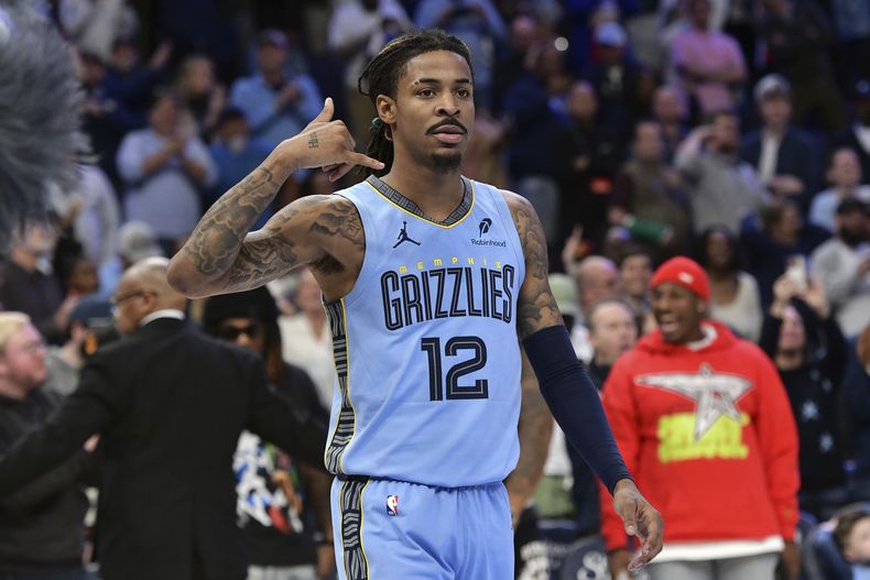 El escolta de los Grizzlies de Memphis, Ja Morant, reacciona después de anotar la canasta del empate para forzar el tiempo extra en la segunda mitad de un partido de baloncesto de la NBA contra los Suns de Phoenix, el martes 25 de febrero de 2025, en Memphis, Tennessee. (AP Foto/Brandon Dill)
