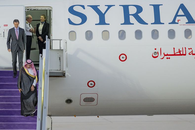 En esta imagen distribuida por la agencia noticiosa Saudi Press Agency, SPA, el presidente de Siria, Bashar Assad, llega al aeropuerto de Yeda, en Arabia Saudí, el 18 de mayo de 2023, en la víspera de una cumbre de la Liga Árabe. (Saudi Press Agency vía AP)