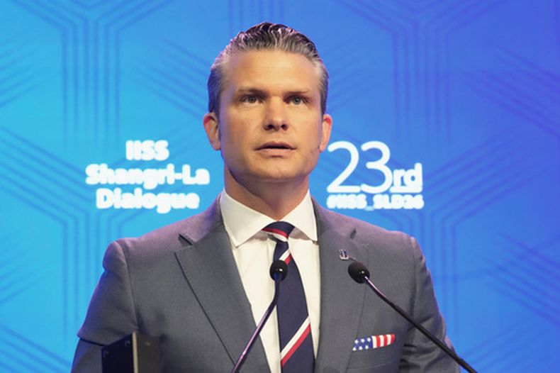 El secretario de defensa estadounidense Pete Hegseth en un foro en Singapur, el 30 de mayo del 2026. (AP foto/Achmad Ibrahim)