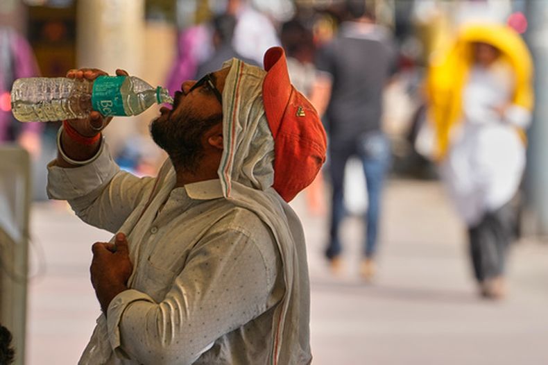 Un viajero toma agua en una tarde calurosa en Nueva Delhi, India, el 20 de mayo de 2026. (AP Foto/Manish Swarup)