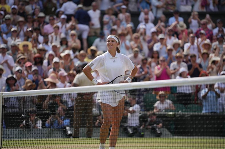 Karolína Muchová, de la República Checa, celebra su victoria contra Coco Gauff, de los Estados Unidos, en su partido de semifinales de individuales femeninos en el Campeonato de Tenis de Wimbledon en Londres, el jueves 9 de julio de 2026. (Foto AP/Kin Cheung)