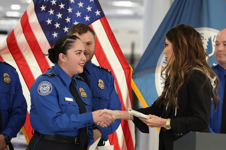 ARCHIVO - La secretaria de Seguridad Nacional, Kristi Noem, a la derecha, estrecha la mano de la funcionaria de la Administración de Seguridad en el Transporte Monica Degro en una conferencia de prensa en el aeropuerto Harry Reid, el 22 de noviembre de 2025, en Las Vegas. (AP Foto/Ronda Churchill, Archivo)
