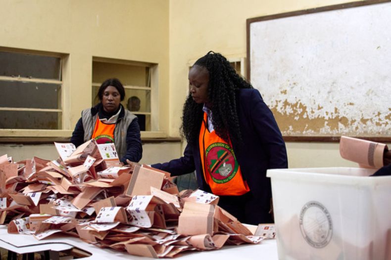 Trabajadores electores cuentan votos en Lusaka, Zambia, el 13 de agosto del 2026. (AP foto/Alfonso Nqunjana)