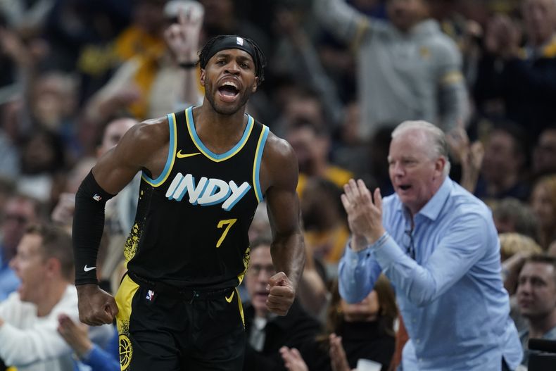 Buddy Hield, de los Pacers de Indiana, festeja luego de atinar un disparo ante los Bucks de Milwaukee, en el partido del jueves 9 de noviembre de 2023 (AP Foto/Darron Cummings)