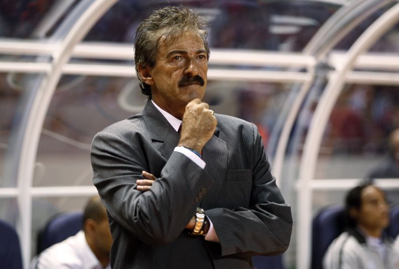 El t&eacute;cnico de la selecci&oacute;n de Costa Rica, Ricardo La Volpe, observa un partido contra Argentina el 29 de marzo de 2011 en San Jos&eacute;, Costa Rica. La Volpe fue presentado como t&eacute;cnico de Chivas el 2 de abril de 2014.  (AP Photo/Fe