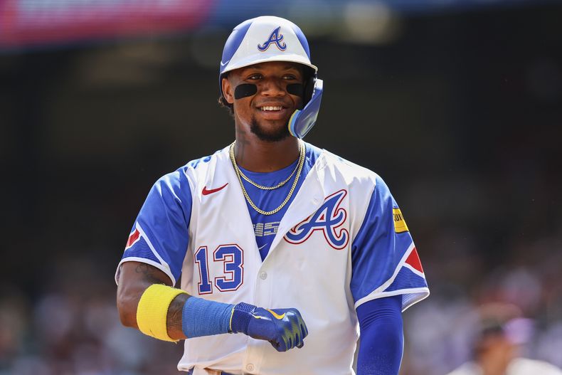 El venezolano Ronald Acuña Jr., de los Bravos de Atlanta, sonríe en el juego del sábado 14 de junio de 2025, ante los Rockies de Colorado. (AP Foto/Colin Hubbard)