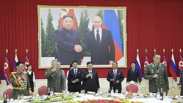 ARCHIVO - En esta foto suministrada por el gobierno de Corea del Norte, el mandatario norcoreano Kim Jong Un, al centro, y el ministro ruso de Defensa, Serguéi Shoigu, centro izquierda, asisten a un banquete en la sede del Partido de los Trabajadores en Pyongyang, Corea del Norte, el 27 de julio de 2023. (Agencia Central de Noticias de Corea/Servicio de Noticias de Korea vía AP, Archivo)