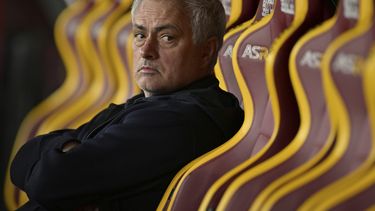 El técnico de la Roma Jose Mourinho observa el encuentro ante el Lecce en la Serie A en el Estadio Olímpico de Roma el domingo 5 de noviembre del 2023. (Alfredo Falcone/LaPresse via AP)