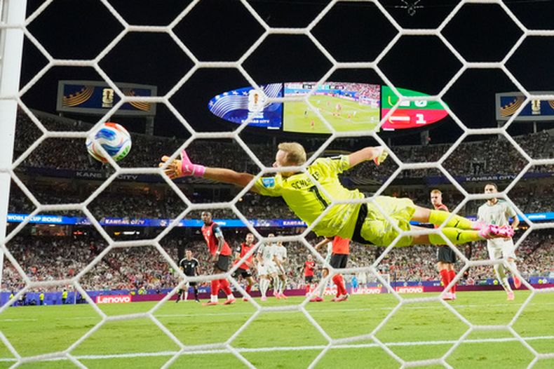 El portero austriaco Alexander Schlager (1) intenta atajar un disparo durante el partido por el Grupo J del Mundial ante Argelia, el sábado 27 de junio de 2026, en Kansas City. (AP Foto/Charlie Riedel)
