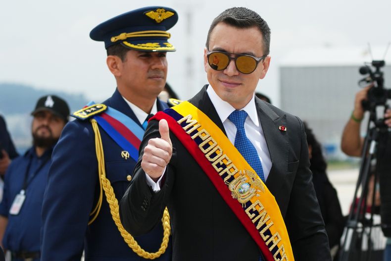El presidente de Ecuador, Daniel Noboa, gesticula luego de dar un discurso en la ceremonia para conmemorar el aniversario de la fuerza aérea ecuatoriana en Quito, Ecuador, el lunes 27 de octubre de 2025. (AP Foto/Dolores Ochoa)