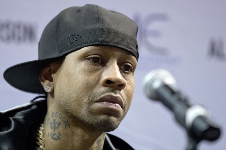 Allen Iverson, ex jugador de los 76ers de Filadelfia, anuncia oficialmente su retiro dspu&eacute;s de una carrera de 14 a&ntilde;os en la NBA, durante una conferencia de prensa, el mi&eacute;rcoles 30 de octubre de 2013, en Filadelfia. (Foto AP/Matt Rourk