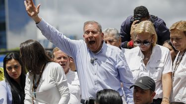 ARCHIVO - El candidato presidencial de la oposición Edmundo González encabeza una protesta contra los resultados oficiales de la elección que declararon al presidente Nicolás Maduro ganador de los comicios, el 30 de julio de 2024, en Caracas, Venezuela. (AP Foto/Cristian Hernández, Archivo)