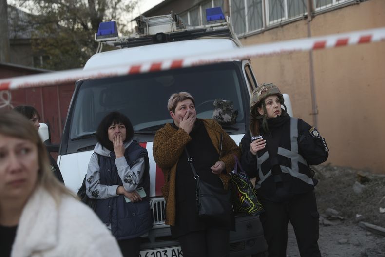 Residentes reaccionan ante la destrucción de un edificio residencial alcanzado por un ataque aéreo ruso, en Zaporiyia, Ucrania, el 7 de noviembre de 2024. (AP Foto/Kateryna Klochko)