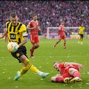Marco Reus del Borussia Dortmund pugna el balón con Matthijs de Ligt del Bayern Múnich en un partido de la Bundesliga, el sábado 1 de abril de 2023. (AP Foto/Matthias Schrader)