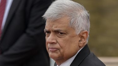 ARCHIVO - El presidente de Sri Lanka, Ranil Wickremesinghe, pasa revista a una guardia militar de honor tras su llegada al complejo del parlamento en Colombo, Sri Lanka, el 3 de agosto de 2022. (AP Foto/Eranga Jayawardena, archivo)