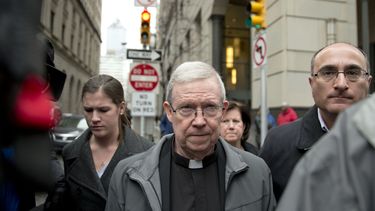 americateve | El sacerdote cat&oacute;lico William Lynn sale de la corte tras una audiencia el lunes 6 de enero de 2014 en Filadelfia. Lynn gan&oacute; recientemente una apelaci&oacute;n a su condena por abuso sexual pero debe llevar un dispositivo electr&oacute;nico.