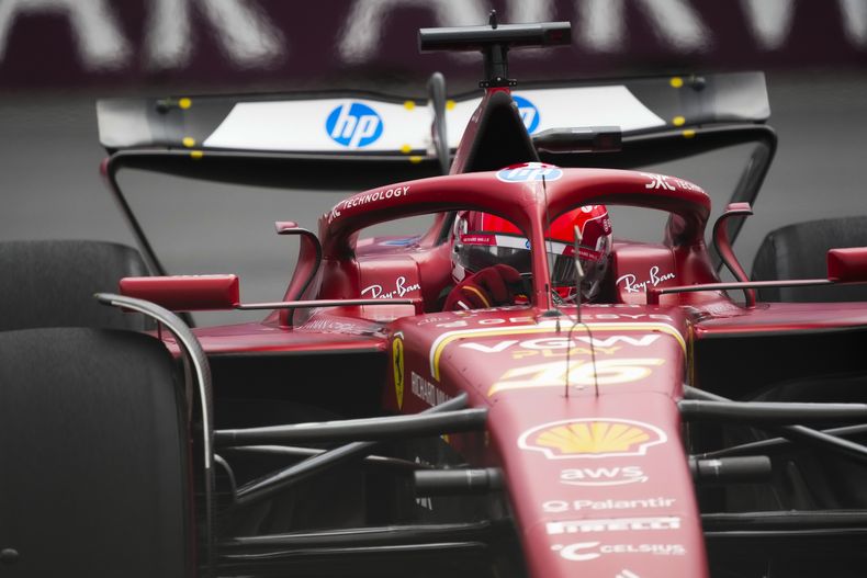 Charles Leclerc de Ferrari durante la tercera práctica del fin de semana del Gran Premio de Azerbaiyán el sábado 14 de septiembre del 2024. (AP Foto/Sergei Grits)