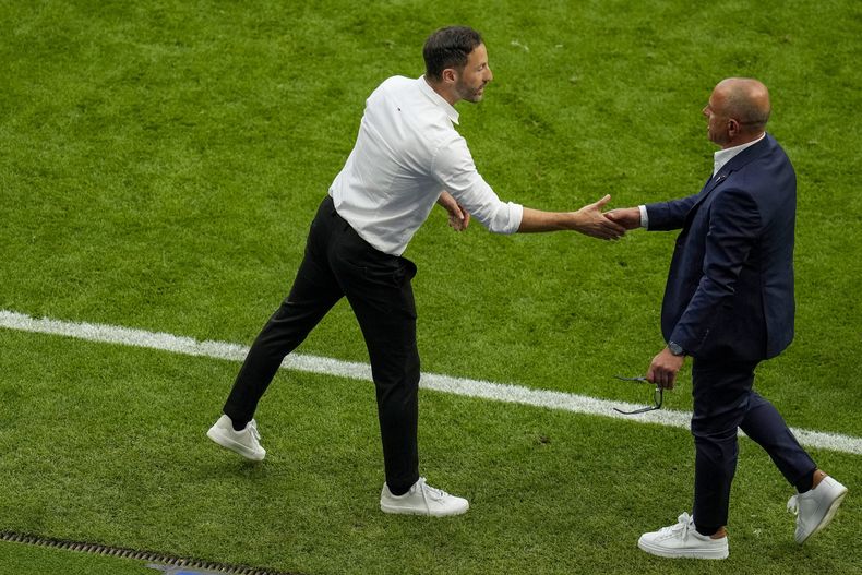 El entrenador de Bélgica, Domenico Tedesco, a la izquierda, saluda al entrenador de Eslovaquia, Francesco Calzona, al final del partido del Grupo E entre Bélgica y Eslovaquia en la Euro 2024 en Frankfurt, Alemania, el lunes 17 de junio de 2024. Eslovaquia ganó 1-0. (AP Foto/Themba Hadebe)