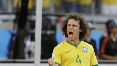 americateve | David Luiz, de Brasil, festeja su gol durante la serie de penales contra Chile, en los octavos de final de la Copa del Mundo, el s&aacute;bado 28 de junio de 2014, en Belo Horizonte (AP Foto/Ricardo Mazal&aacute;n)