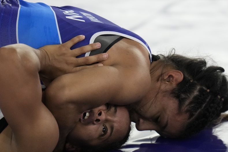 La panameña Yorlenis Morán somete a la dominicana Fabiana Díaz en la lucha, dentro de la división de 50 kilogramos, en los Juegos Centroamericanos y del Caribe en San Salvador, el viernes 30 de junio de 2023 (AP Foto/Arnulfo Franco)