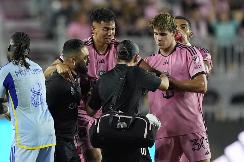 El defensa del Inter Miami Ian Fray es auxiliado para salir del campo tras lesionarse en el encuentro de postemporada de la MLS ante el Atlanta United el viernes 25 de octubre del 2024. (AP Foto/Rebecca Blackwell)