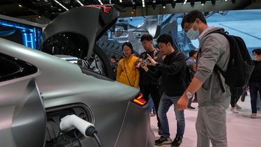 Un vehículo eléctrico Geely Galaxy E8 en una feria automotriz en Beijing el 28 de abril del 2024. (AP foto/Andy Wong)