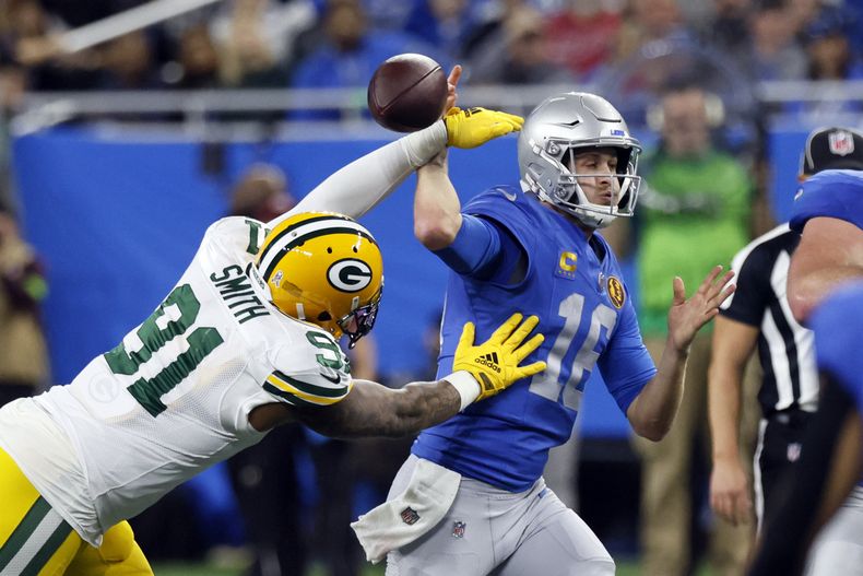 Preston Smith (91), linebackers de los Packers de Green Bay, le tumba el balón de la mano al quarterback Jared Goff (16), de los Lions de Detroit, durante la primera mitad del juego de la NFL, el jueves 23 de noviembre de 2023, en Detroit. (AP Foto/Duane Burleson)