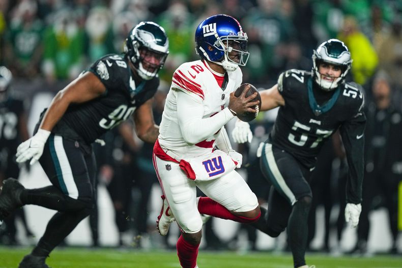 Tyrod Taylor, quarterback de los Giants de Nueva York, busca lanzar un pase en contra de los Eagles de Filadelfia durante la segunda mitad del partido de la NFL el lunes 25 de diciembre de 2023, en Filadelfia. (AP Foto/Matt Rourke)