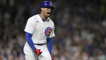 El dominicano Christopher Morel, de los Cachorros de Chicago, batea un jonrón de tres carreras ante los Gigantes de San Francisco, el martes 5 de septiembre de 2023 (AP Foto/Charles Rex Arbogast)